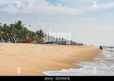Traditionelle Fischerboote auf dem berühmten Marari Strand in Kerala, Indien Stockfoto