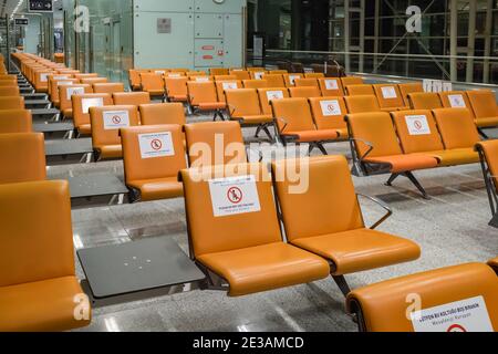Schilder auf den Stühlen erinnern an die Bedeutung der sozialen Distanzierung Während der Pandemie von Covid-19 Stockfoto