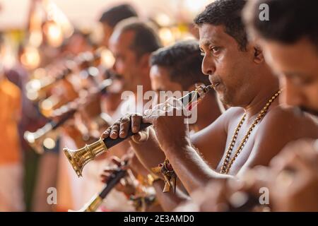 Traditionelle südindische Musiker, die während der Tempelfeier in Cochin, Indien, auftreten Stockfoto