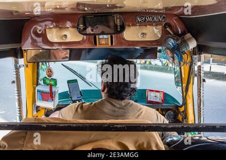 Blick von innen auf eine Auto-Rikscha im Bundesstaat Kerala, Indien Stockfoto