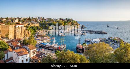 Hafen in der Kaleici Altstadt von Antalya bei Sonnenuntergang, Türkei Stockfoto