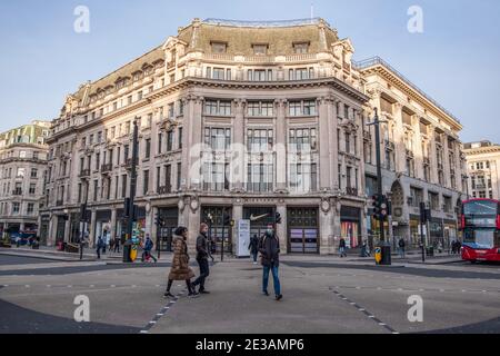 London, Großbritannien. Januar 2021. Eine allgemeine Szene in Oxford Zirkus in London fast leer. Die neueste Covid-19-Sperre schlägt britische Unternehmer. Kredit: SOPA Images Limited/Alamy Live Nachrichten Stockfoto