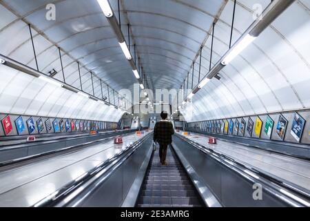 London, Großbritannien. Januar 2021. Ein Mann, der allein auf der U-Bahn-Rolltreppe in London gesehen wird. Kredit: SOPA Images Limited/Alamy Live Nachrichten Stockfoto