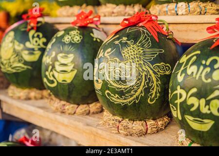 Wassermelonen mit festlicher Gravur auf Tet Eve. Tet ist Lunar New Year und wird an vier Tagen in Vietnam gefeiert Stockfoto