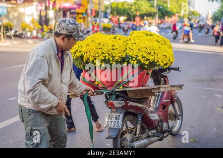 Vietnam, Nha Trang, 23. Januar 2020: Vietnamesische Männer bereiten sich darauf vor, Blumen für das Mondneujahr, Tet, zu transportieren Stockfoto