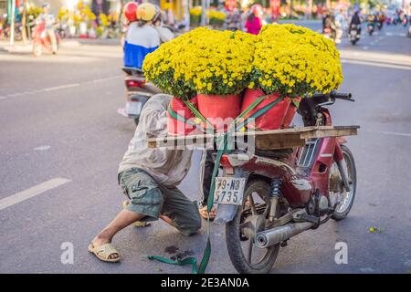 Vietnam, Nha Trang, 23. Januar 2020: Vietnamesische Männer bereiten sich darauf vor, Blumen für das Mondneujahr, Tet, zu transportieren Stockfoto