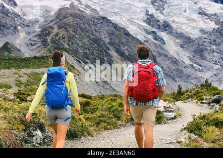 Wandern Menschen Wandern auf Bergwanderweg Trekking mit Rucksäcken. Wanderer paar Rucksacktouren in der Natur, Outdoor aktiven Lebensstil. Zwei junge Erwachsene von Stockfoto