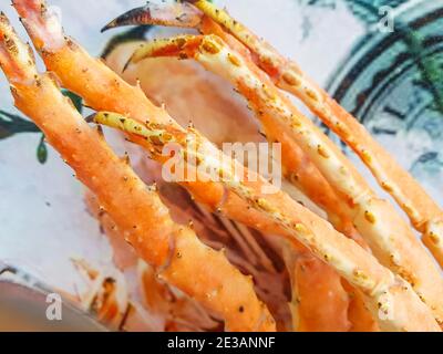 Schneekrabbenbeine auf der Theke des Fischmarktes, Nahaufnahme. Stockfoto