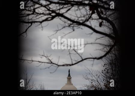 Washington, District of Columbia, USA. Januar 2021. Die Freiheitsstatue auf dem US-Kapitol wird durch eine Lücke im Sicherheitszaun gesehen, der nach dem Angriff auf beide Kongresshäuser und vor der Amtseinführung des Präsidenten errichtet wurde. Quelle: Jungho Kim/ZUMA Wire/Alamy Live News Stockfoto