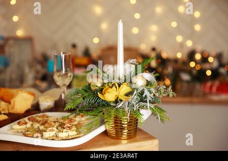 Elegantes Ambiente mit brennenden Kerzen und Weihnachtsschmuck Stockfoto