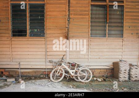 Kampung Ajai, Malaysia. Januar 2021. Kinder Fahrräder vor einem Haus mit Schlamm bedeckt gesehen, nachdem Flutwasser in Kampung Ajai abgeklungen.Überschwemmungen in Malaysia durch schwere Monsunregen verursacht betrifft die meisten der Halbinsel Malaysia. Kredit: SOPA Images Limited/Alamy Live Nachrichten Stockfoto