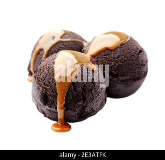 Schokoladen-Eiscreme-Ball mit Karamell Belag isoliert auf weißen Hintergründen. Stockfoto