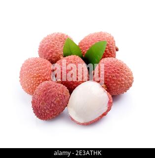 Süße Litschis Früchte mit Blättern Nahaufnahme auf weißem Hintergrund. Stockfoto