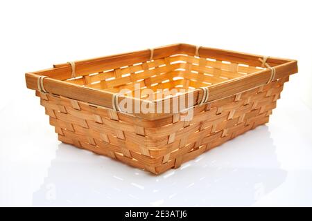 Handarbeit aus Naturprodukt Korbkorb, Webrattan Blatt Öko-freundliches und nachhaltiges Konzept. Nachhaltiges Einkaufen und Zuhause Stockfoto
