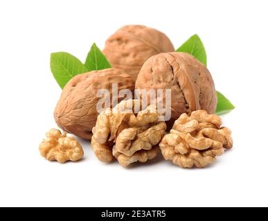 Walnuss mit Blättern isoliert auf weißem Hintergrund. Stockfoto