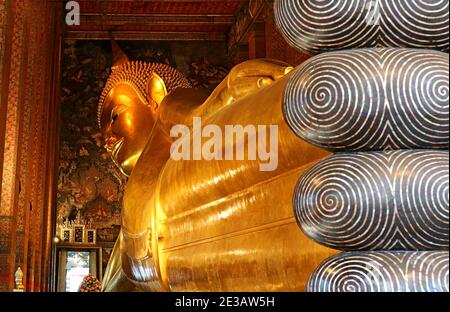 Das 46 Meter lange Reclining Buddha Image des Wat Pho Temple Complex befindet sich im Phra Nakhon District, Bangkok, Thailand Stockfoto