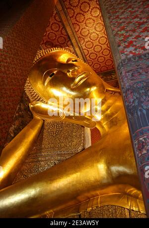 15 Meter hohe gigantische Reclining Buddha Bild des Wat Pho Temple Complex befindet sich im Phra Nakhon District, Bangkok, Thailand Stockfoto