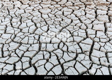 Konzept der globalen Erwärmung . Trockene Risse im Land, schwere Wasserknappheit. Trockenheitskonzept. Stockfoto
