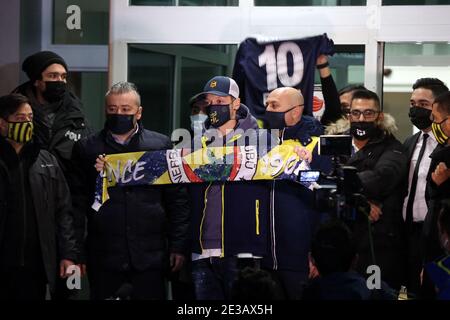 Istanbul, Türkei. Januar 2021. Fußballer Mesut Ozil, ein deutscher türkischer Staatsbürger, kommt mit seiner Familie aus London nach Istanbul, um am 18. Januar 2021 die Transferprozesse mit dem türkischen Fußballverein Fenerbahce in Istanbul, Türkei, fortzusetzen. Foto von Depo Fotos/ABACAPRESS.COM Quelle: Abaca Press/Alamy Live News Stockfoto