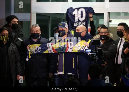 Istanbul, Türkei. Januar 2021. Fußballer Mesut Ozil, ein deutscher türkischer Staatsbürger, kommt mit seiner Familie aus London nach Istanbul, um am 18. Januar 2021 die Transferprozesse mit dem türkischen Fußballverein Fenerbahce in Istanbul, Türkei, fortzusetzen. Foto von Depo Fotos/ABACAPRESS.COM Quelle: Abaca Press/Alamy Live News Stockfoto