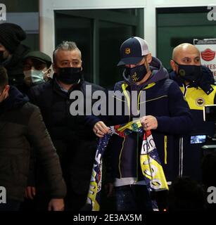 Istanbul, Türkei. Januar 2021. Fußballer Mesut Ozil, ein deutscher türkischer Staatsbürger, kommt mit seiner Familie aus London nach Istanbul, um am 18. Januar 2021 die Transferprozesse mit dem türkischen Fußballverein Fenerbahce in Istanbul, Türkei, fortzusetzen. Foto von Depo Fotos/ABACAPRESS.COM Quelle: Abaca Press/Alamy Live News Stockfoto