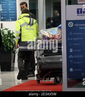 Istanbul, Türkei. Januar 2021. Beamte tragen die Habseligkeiten und Gepäckwagen des Fußballer Mesut Ozil, einem deutschen Staatsangehörigen türkischer Abstammung, und seiner Familie, bei ihrer Ankunft in Istanbul von London, um die Transferprozesse mit dem türkischen Fußballverein Fenerbahce, in Istanbul, Türkei am 18. Januar 2021 fortzusetzen.Quelle: Abaca Press/Alamy Live News Stockfoto