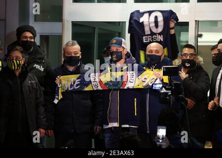 Istanbul, Türkei. Januar 2021. Fußballer Mesut Ozil, ein deutscher türkischer Staatsbürger, kommt mit seiner Familie aus London nach Istanbul, um am 18. Januar 2021 die Transferprozesse mit dem türkischen Fußballverein Fenerbahce in Istanbul, Türkei, fortzusetzen. Foto von Depo Fotos/ABACAPRESS.COM Quelle: Abaca Press/Alamy Live News Stockfoto