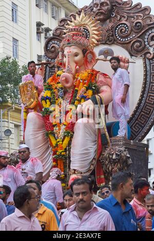 Ein Festwagen mit einer großen Statue des elefantengottes Ganesh (Ganesha / Ganpati), pariert für Ganesh Festival (Ganesh Chaturthi) in Mumbai, Maharashtra, Indien Stockfoto