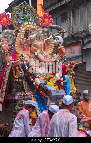 Ein Festwagen mit einer großen Statue des elefantengottes Ganesh (Ganesha / Ganpati), pariert für Ganesh Festival (Ganesh Chaturthi) in Mumbai, Maharashtra, Indien Stockfoto