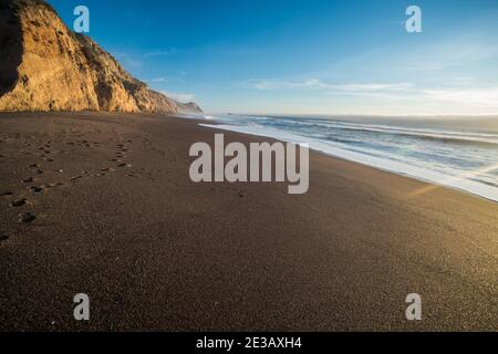 Ein leerer Strand ohne Leute in Point Reyes National Seashore in Kalifornien. Die kalifornische Küste ist mit kleinen isolierten Stränden übersät. Stockfoto