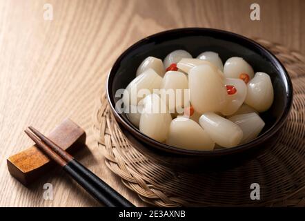 Japanische Rakkyo und Essstäbchen im Hintergrund eines platziert Baum mit einem Kopierbereich Stockfoto