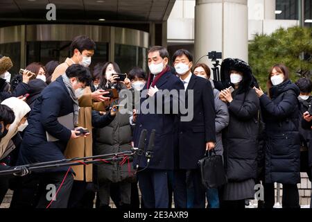 Seoul, Bucheon, Südkorea. Januar 2021. Ein Anwalt des Samsung-Vorsitzenden Lee Jae-yong verlässt das Oberste Gericht in Seoul am Montag, den 18. Januar 2021, nachdem das Gericht Lee zu 30 Monaten wegen Bestechungsvorwürfen verurteilt hatte, die mit der Regierung des ehemaligen Präsidenten Park Geun-hye im Zusammenhang stehen. Quelle: Jintak Han/ZUMA Wire/Alamy Live News Stockfoto