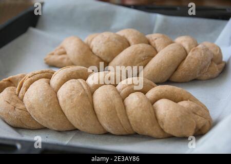 Traditionelles, vorgebackenes Challah-Brot aus Dinkelmehl, mit Belag aus Sesam und Mohn Stockfoto