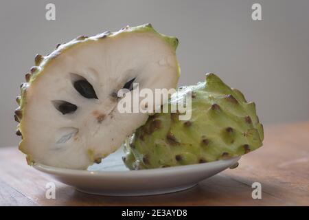 Reife Cherimoya (Annona cherimola), eine Frucht der Gattung Annona Stockfoto