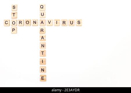 Holzbuchstaben in Form des Wortes Stop Coronavirus Quarantäne Stockfoto