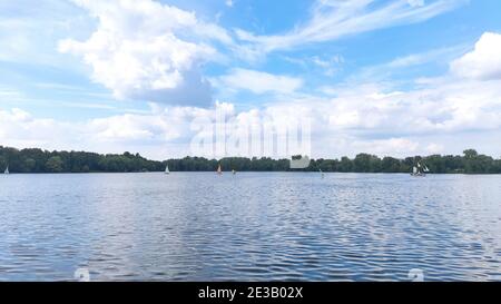 Mehrere Segelboote auf einem schönen blauen See. Stockfoto