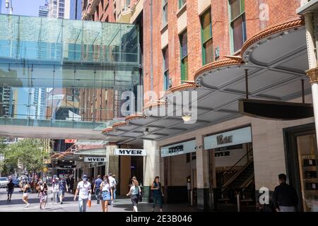 Myer Kaufhaus in der Pitt Street Sydney Menschen mit Gesichtsmasken während der covid 19, Sydney City Centre, Australien Stockfoto