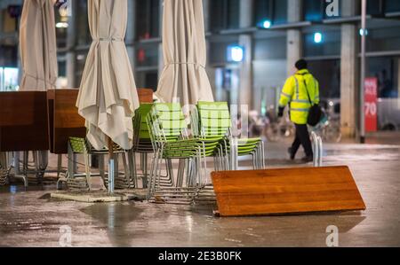 Hannover, Deutschland. Januar 2021. In einem geschlossenen Restaurant im Freien steht ein umgekippter Tisch. Eine landesweite nächtliche Ausgangssperre wird wahrscheinlich in den Gesprächen der Bundesländer über eine mögliche weitere Verschärfung der Maßnahmen zur Eindämmung der Corona-Pandemie in Betracht gezogen werden. Kredit: Julian Stratenschulte/dpa/Alamy Live Nachrichten Stockfoto