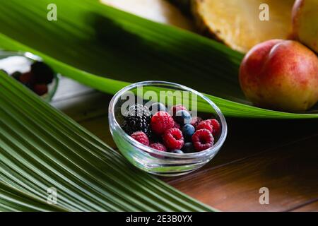 Nahaufnahme Schüssel mit Beeren auf Blättern Stockfoto