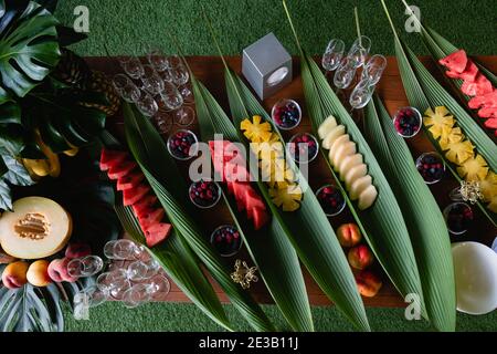 Obstscheiben in Bananenblättern am Buffet Stockfoto