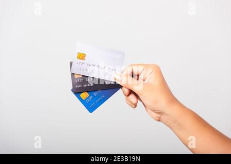 Nahaufnahme Hand der asiatischen Frau, die sie hält Bank Kreditkarte für Pay-Geld Online-Shopping, Studio auf weißem Hintergrund isoliert geschossen Stockfoto
