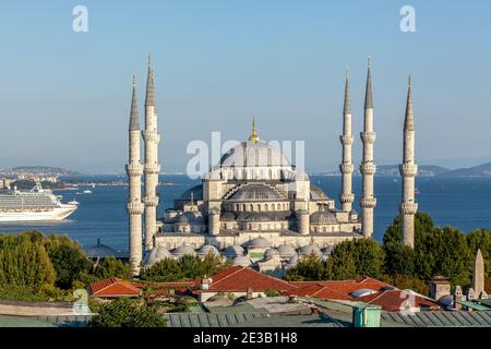 Die Blaue Moschee mit Kuppeln und sechs Minaretten Stockfoto