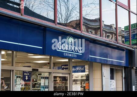 Derry, Nordirland- 16. Jan 2020:Gordons Chemiker in der Stadt Derry Stockfoto