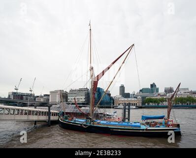 LONDON, Großbritannien - 23. MAI 2009: Thames Barge an der Themse mit City Offices im Hintergrund Stockfoto