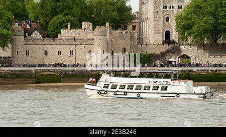 LONDON, Großbritannien - 23. MAI 2009: Das Ausflugsboot 'Chay Blyth' Fahrt am Tower of London auf der Themse vorbei Stockfoto