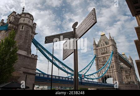 LONDON, Großbritannien - 23. MAI 2009: Weitwinkel-Ansicht der Tower Bridge mit London Touristenattraktionen Richtung Zeichen Stockfoto