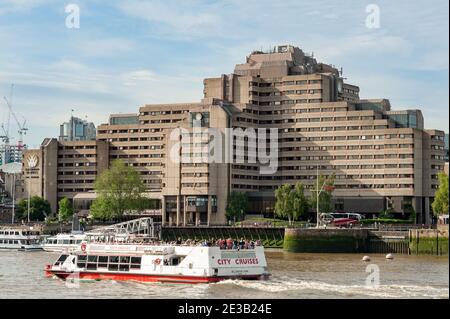 LONDON, Großbritannien - 23. MAI 2009: City Cruise Führung Boot auf der Themse vor dem Tower Hotel Stockfoto