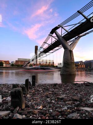 LONDON, UK - 23. MAI 2009: Low Tide an der Themse unter der Millennium Footbridge mit der Tate Modern Galerie im Hintergrund Stockfoto