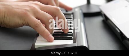 Hände spielen das elektronische Klavier. Webbanner. Stockfoto