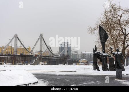 Krimbrücke im Winter im Nebel Moskau 29. Januar 2019. Ein grauer Wintertag in der Hauptstadt Russlands. Starker Verkehr. Der zentrale Teil der Stadt. Stockfoto